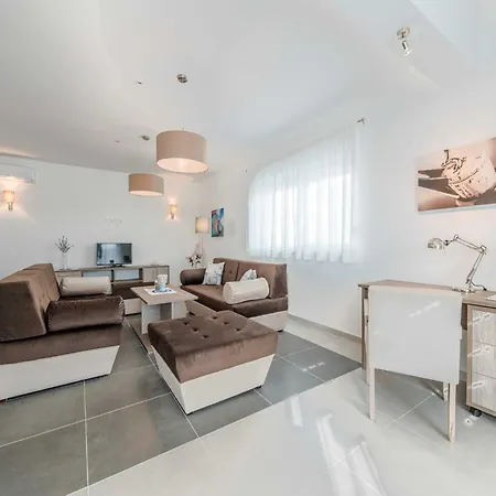 Luxury Escape With Swimming Pool & Modern Design - Four Bedroom With Private Pool 1 Vila Debeljak