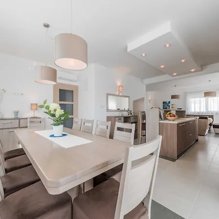 Luxury Escape With Swimming Pool & Modern Design - Four Bedroom With Private Pool 1 Vila *