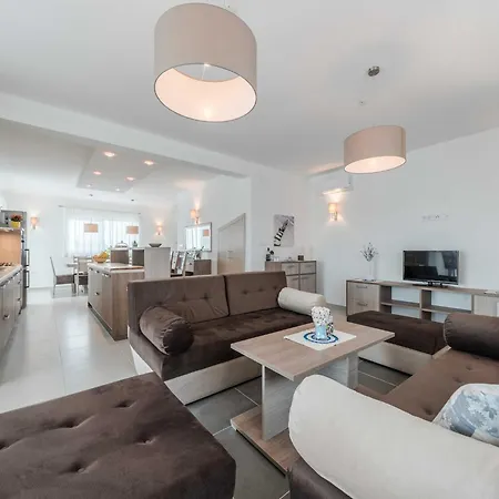 Luxury Escape With Swimming Pool & Modern Design - Four Bedroom With Private Pool 1 *
