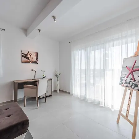 Luxury Escape With Swimming Pool & Modern Design - Four Bedroom With Private Pool 1 *