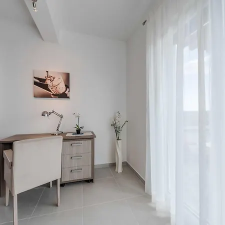 Luxury Escape With Swimming Pool & Modern Design - Four Bedroom With Private Pool 1 Debeljak