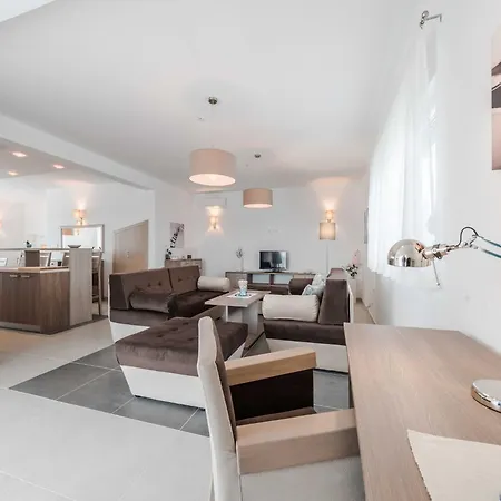 Vila Luxury Escape With Swimming Pool & Modern Design - Four Bedroom With Private Pool 1 Debeljak