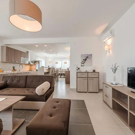 Vila Luxury Escape With Swimming Pool & Modern Design - Four Bedroom With Private Pool 1 Debeljak