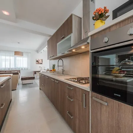 Luxury Escape With Swimming Pool & Modern Design - Four Bedroom With Private Pool 1