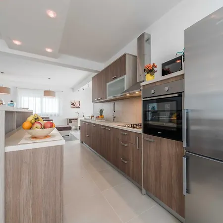 Luxury Escape With Swimming Pool & Modern Design - Four Bedroom With Private Pool 1 Debeljak