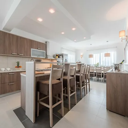 Vila Luxury Escape With Swimming Pool & Modern Design - Four Bedroom With Private Pool 1