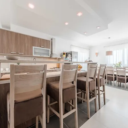 Vila Luxury Escape With Swimming Pool & Modern Design - Four Bedroom With Private Pool 1 *
