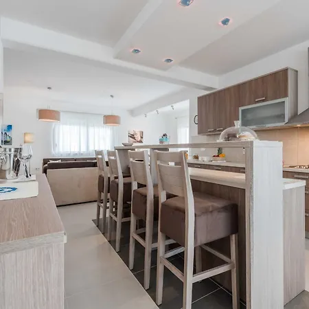 Luxury Escape With Swimming Pool & Modern Design - Four Bedroom With Private Pool 1 *