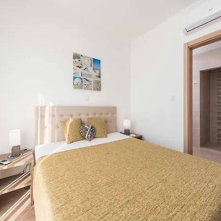 Luxury Escape With Swimming Pool & Modern Design - Four Bedroom With Private Pool 1 * Debeljak