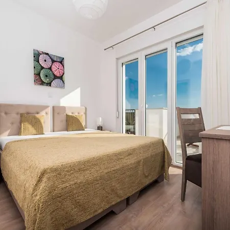 Vila Luxury Escape With Swimming Pool & Modern Design - Four Bedroom With Private Pool 1 Debeljak