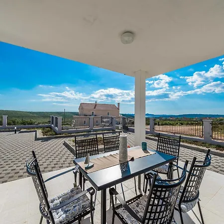 Vila Luxury Escape With Swimming Pool & Modern Design - Four Bedroom With Private Pool 1 Debeljak