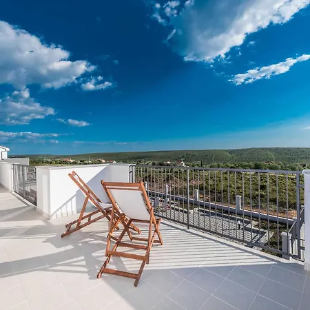 Luxury Escape With Swimming Pool & Modern Design - Four Bedroom With Private Pool 1 Vila Debeljak