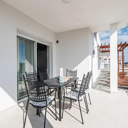 Vila Luxury Escape With Swimming Pool & Modern Design - Four Bedroom With Private Pool 1 Debeljak