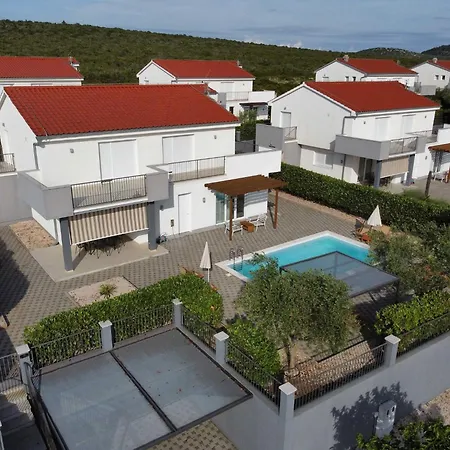 Luxury Escape With Swimming Pool & Modern Design - Four Bedroom With Private Pool 1 וילה *