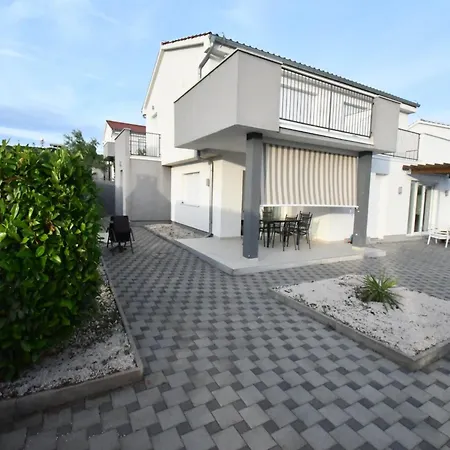 Luxury Escape With Swimming Pool & Modern Design - Four Bedroom With Private Pool 1 *