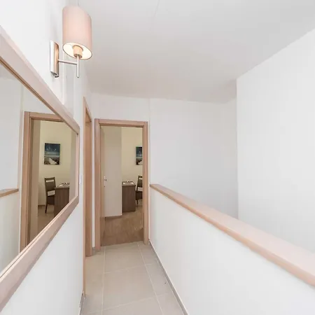 Luxury Escape With Swimming Pool & Modern Design - Four Bedroom With Private Pool 1 Vila Debeljak