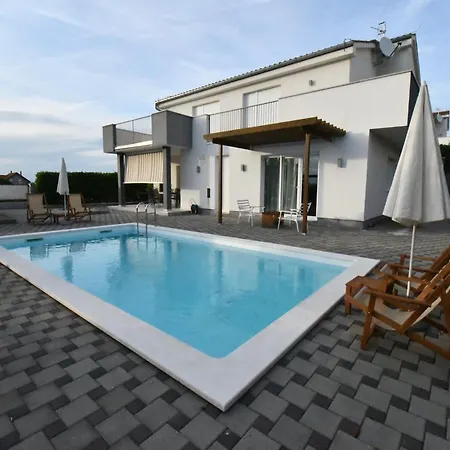 Vila Luxury Escape With Swimming Pool & Modern Design - Four Bedroom With Private Pool 1