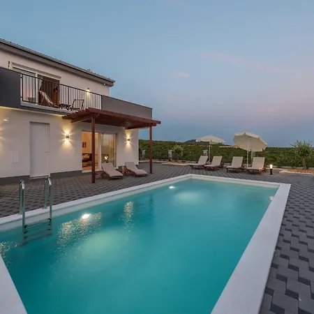 Vila Luxury Escape With Swimming Pool & Modern Design - Four Bedroom With Private Pool 1