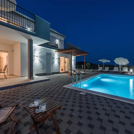 Luxury Escape With Swimming Pool & Modern Design - Four Bedroom With Private Pool 1 Vila