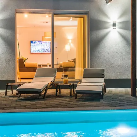 Luxury Escape With Swimming Pool & Modern Design - Four Bedroom With Private Pool 1 Vila Debeljak