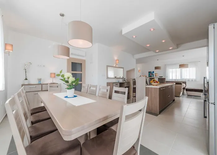 Luxury Escape With Swimming Pool & Modern Design - Four Bedroom With Private Pool 1 וילה *