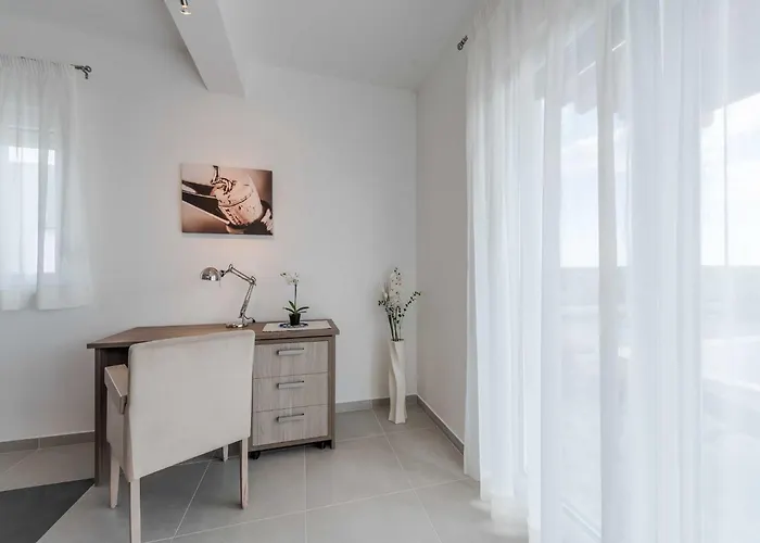 Luxury Escape With Swimming Pool & Modern Design - Four Bedroom With Private Pool 1 Debeljak