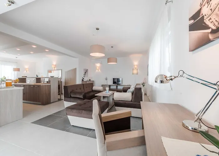 וילה Luxury Escape With Swimming Pool & Modern Design - Four Bedroom With Private Pool 1 Debeljak
