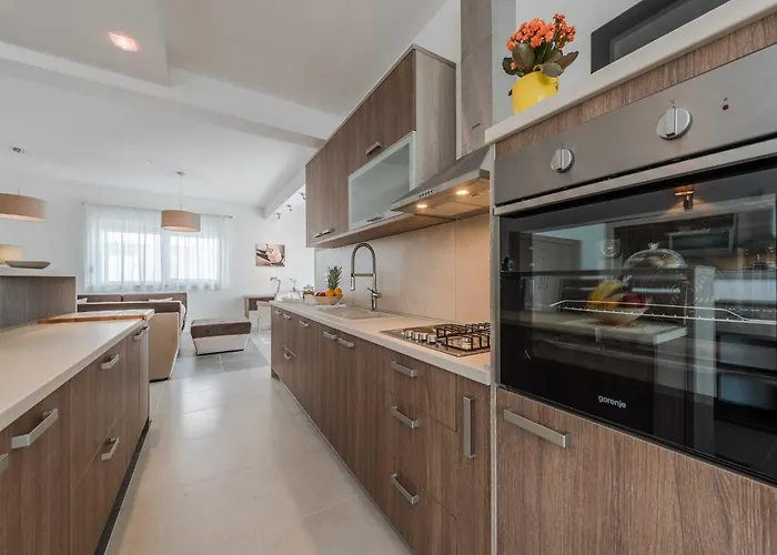 Luxury Escape With Swimming Pool & Modern Design - Four Bedroom With Private Pool 1