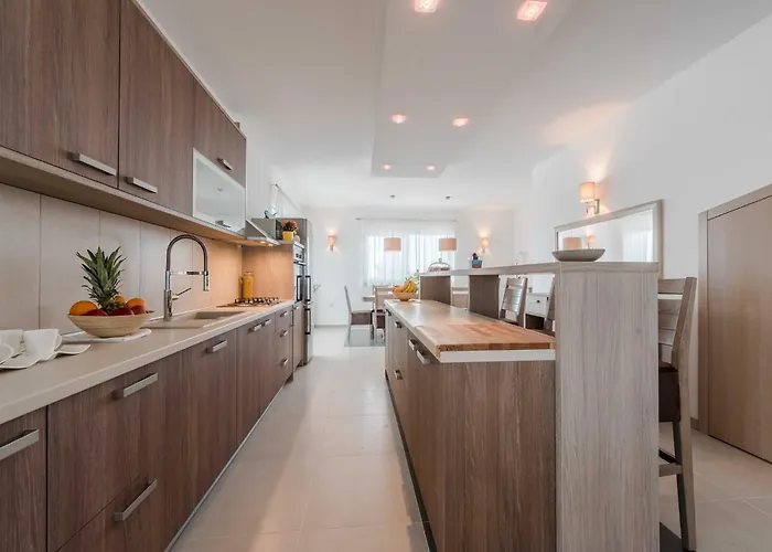 Luxury Escape With Swimming Pool & Modern Design - Four Bedroom With Private Pool 1 וילה *