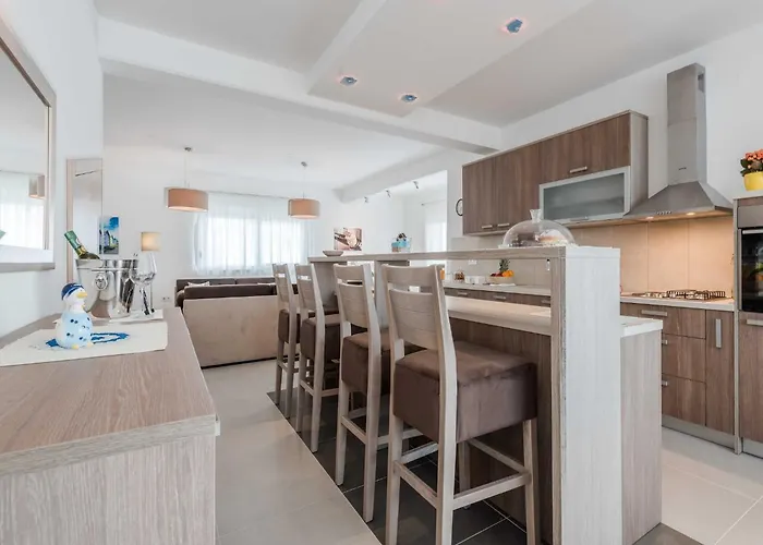 Luxury Escape With Swimming Pool & Modern Design - Four Bedroom With Private Pool 1 *