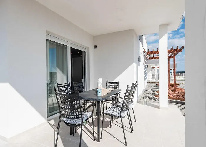 וילה Luxury Escape With Swimming Pool & Modern Design - Four Bedroom With Private Pool 1 Debeljak
