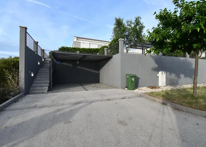 Luxury Escape With Swimming Pool & Modern Design - Four Bedroom With Private Pool 1 *