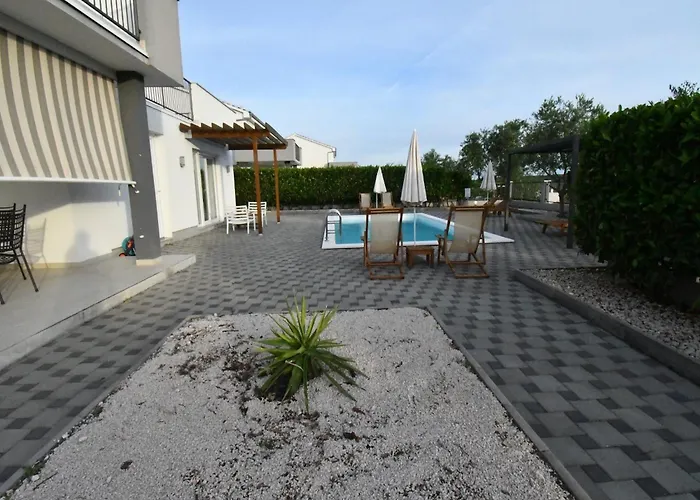Luxury Escape With Swimming Pool & Modern Design - Four Bedroom With Private Pool 1 וילה