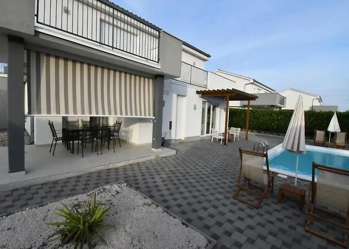 Luxury Escape With Swimming Pool & Modern Design - Four Bedroom With Private Pool 1 וילה