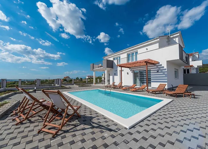 Luxury Escape With Swimming Pool & Modern Design - Four Bedroom With Private Pool 1 וילה