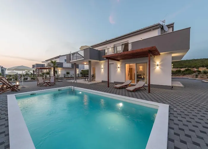 Luxury Escape With Swimming Pool & Modern Design - Four Bedroom With Private Pool 1 *
