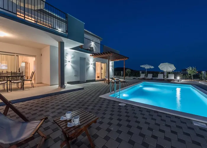 Luxury Escape With Swimming Pool & Modern Design - Four Bedroom With Private Pool 1 וילה