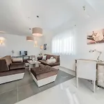 Luxury Escape With Swimming Pool & Modern Design - Four Bedroom With Private Pool 1 Vila Debeljak