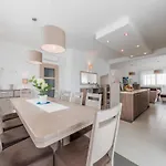 Luxury Escape With Swimming Pool & Modern Design - Four Bedroom With Private Pool 1 Vila *