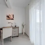 Luxury Escape With Swimming Pool & Modern Design - Four Bedroom With Private Pool 1 Debeljak