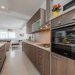 Luxury Escape With Swimming Pool & Modern Design - Four Bedroom With Private Pool 1