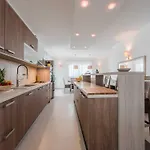 Luxury Escape With Swimming Pool & Modern Design - Four Bedroom With Private Pool 1 Vila *
