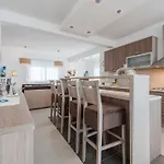 Luxury Escape With Swimming Pool & Modern Design - Four Bedroom With Private Pool 1 *