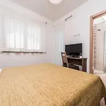 Luxury Escape With Swimming Pool & Modern Design - Four Bedroom With Private Pool 1 Vila Debeljak
