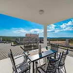 Vila Luxury Escape With Swimming Pool & Modern Design - Four Bedroom With Private Pool 1 Debeljak