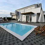 Vila Luxury Escape With Swimming Pool & Modern Design - Four Bedroom With Private Pool 1