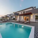 Luxury Escape With Swimming Pool & Modern Design - Four Bedroom With Private Pool 1 *
