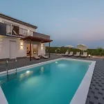 Vila Luxury Escape With Swimming Pool & Modern Design - Four Bedroom With Private Pool 1