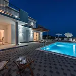 Luxury Escape With Swimming Pool & Modern Design - Four Bedroom With Private Pool 1 Vila
