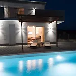 Luxury Escape With Swimming Pool & Modern Design - Four Bedroom With Private Pool 1 * Debeljak